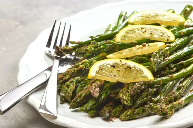 Szparagi na grilla: przepis na idealnie chrupiący przysmak
