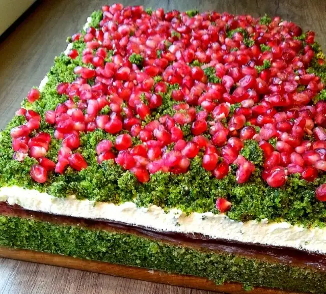 Zaskocz wszystkich pysznym ciastem szpinakowym z granatem - przepis krok po kroku