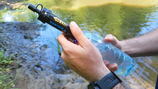 Filtr do wody turystyczny: Jak wybrać? Bezpieczna woda na szlaku!