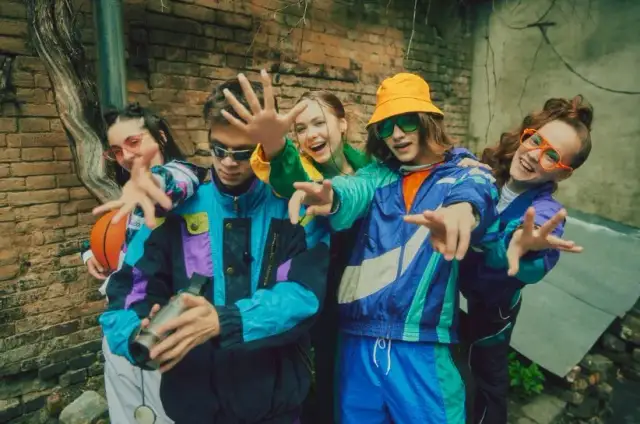 Stylizacje PRL: Jak stworzyć retro look i gdzie szukać ubrań?