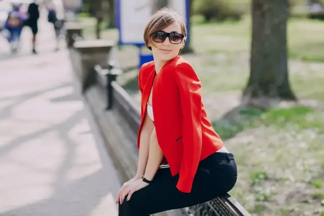 Jaką bluzkę wybrać do czerwonego garnituru, by wyglądać świetnie?