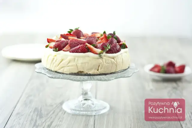 Idealny sernik: Kiedy wyjąć z piekarnika, by nie opadł i nie pękł?