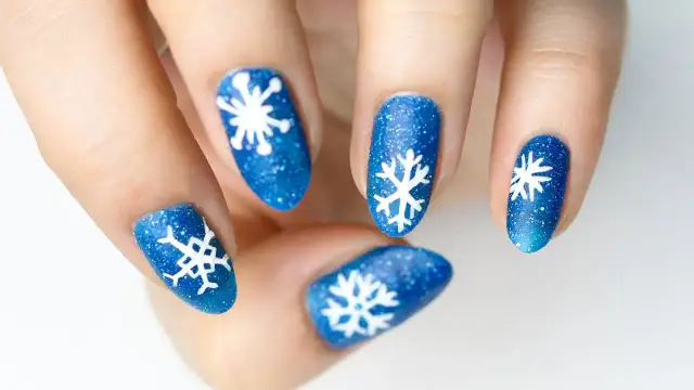 Śnieżynki na paznokciach: prosty poradnik krok po kroku