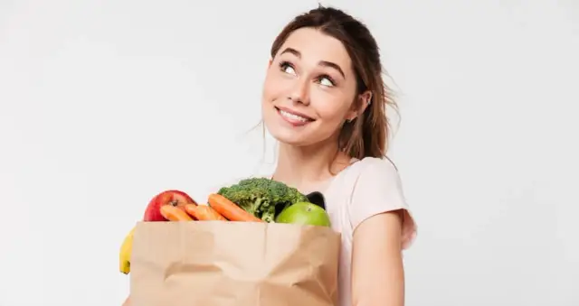 Dieta na cerę trądzikową: Co jeść, by pozbyć się pryszczy?