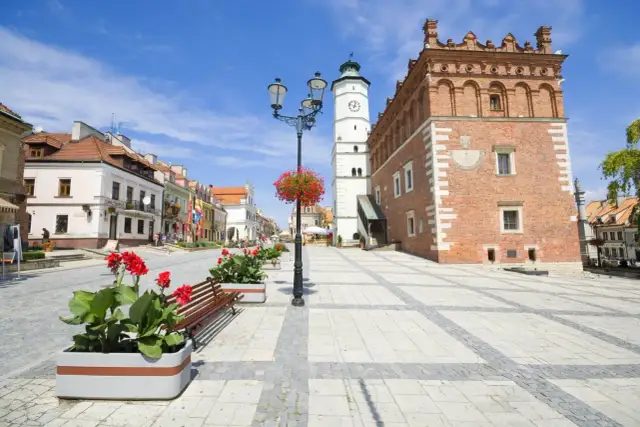 Ratusz i kamienice tworzą jeden z najpiękniejszych rynków w Polsce. Słoneczny dzień, kwiaty i ławki zapraszają do odpoczynku.