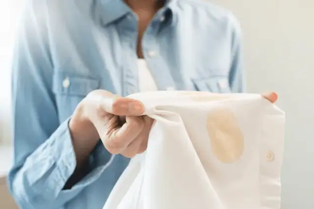 Jak usunąć plamy z kawy z białej bluzki? Skuteczne metody i porady