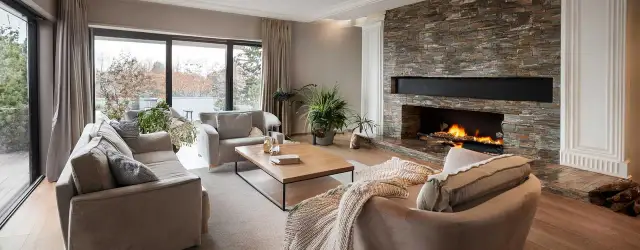 Salon z kominkiem: Jak wybrać i ustawić meble? Poradnik