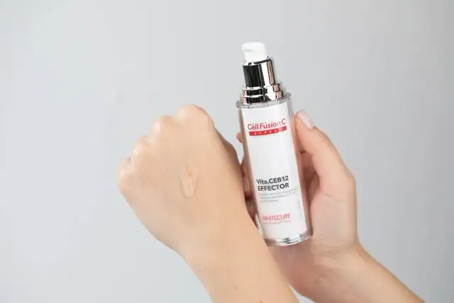 Serum do twarzy po 50-tce: Jak wybrać idealne? Poradnik eksperta