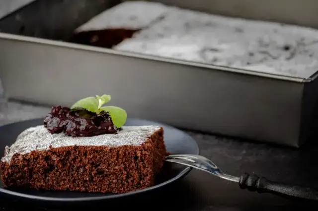 Jak uratować suche ciasto czekoladowe i przywrócić mu wilgotność