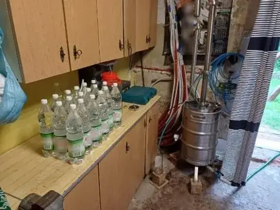 Produkcja bimbru: Iluzja zysku, realne kary i ryzyko.