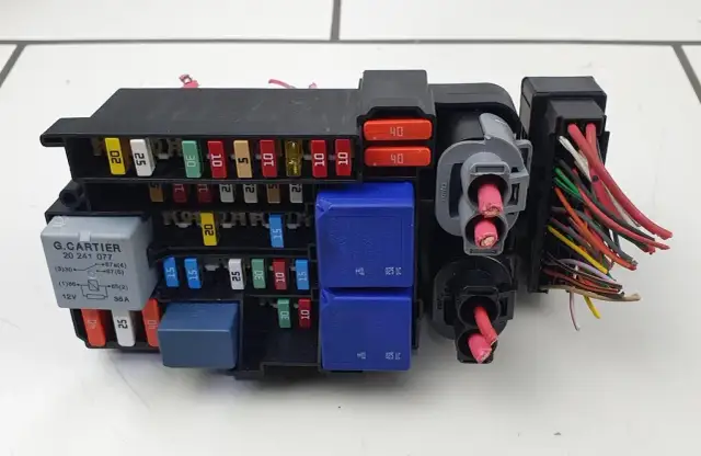 Gdzie są bezpieczniki scenic 3? Znajdź je łatwo i szybko