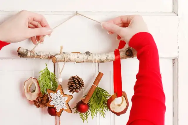 Stwórz ozdoby świąteczne na drzwi: Poradnik DIY krok po kroku