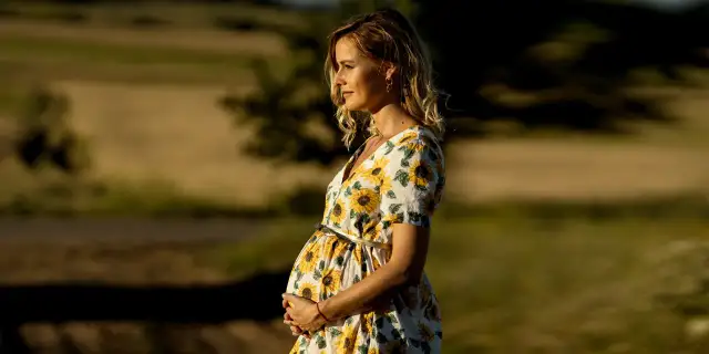 Długość sukienki ciążowej na wesele: Maxi czy Midi? Wybierz komfort!