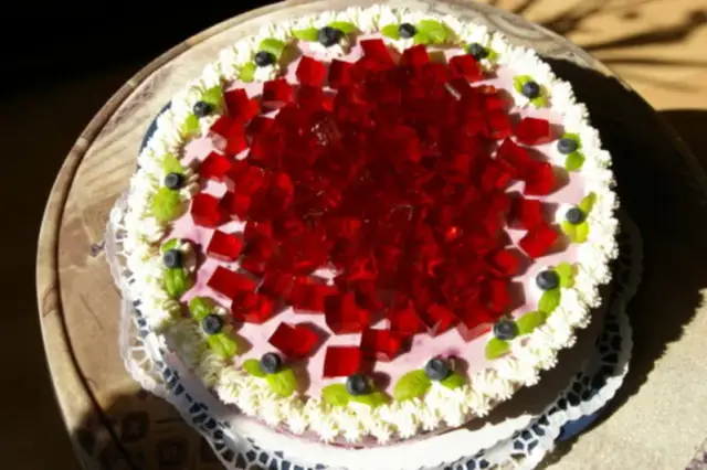 Jak wylać galaretkę na biszkopt bez obaw o przeciekanie