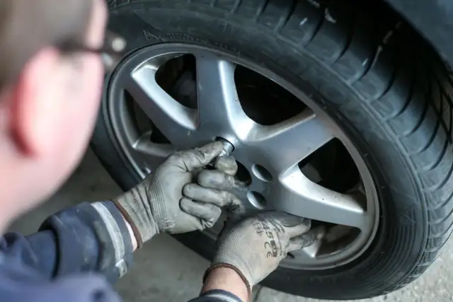 Opony letnie: Kiedy zmienić? Zasada 7°C dla bezpieczeństwa i portfela