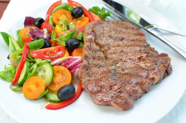 Jakie surówki do steka wołowego, które zachwycą Twoje podniebienie?