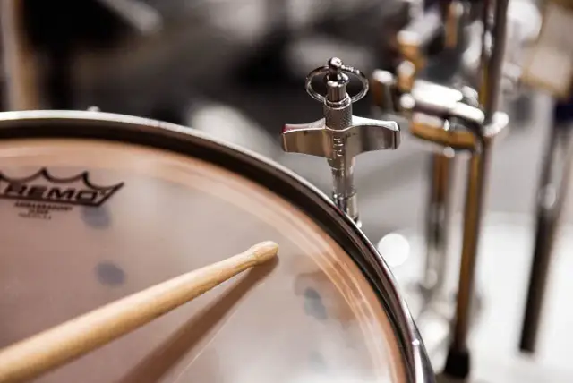 Wybierz najlepsze naciągi do perkusji: poradnik dla początkujących muzyków