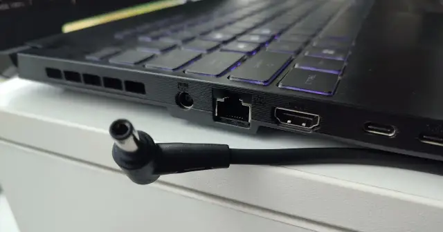 Złącze ładowarki do laptopa. Zastanawiasz się, ile prądu zużywa ładowarka do laptopa?