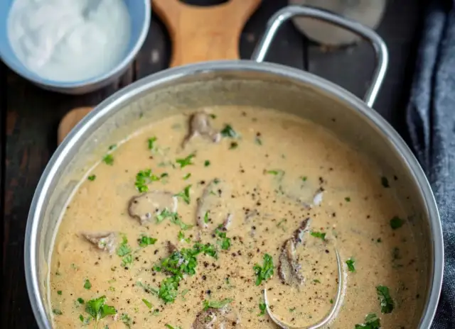 Gotowy do podania sos z borowików, idealny do wielu dań. Prosty przepis na to, jak zrobić sos z borowików, który zachwyci smakiem.