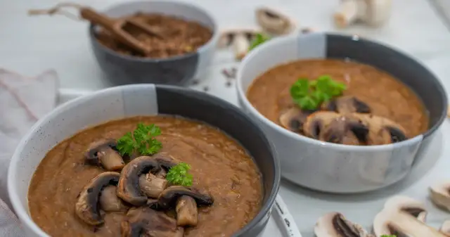 Czy podsmażać pieczarki do zupy? Klucz do smaku i tekstury