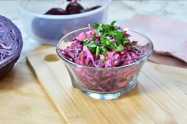 Surówka z czerwonej kapusty: Prosty przepis, który zawsze wychodzi!