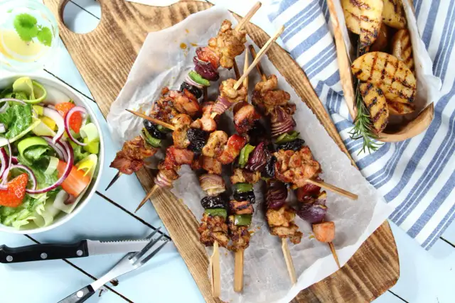 Najlepszy przepis na szaszłyk z kurczaka na grilla, który zachwyci gości