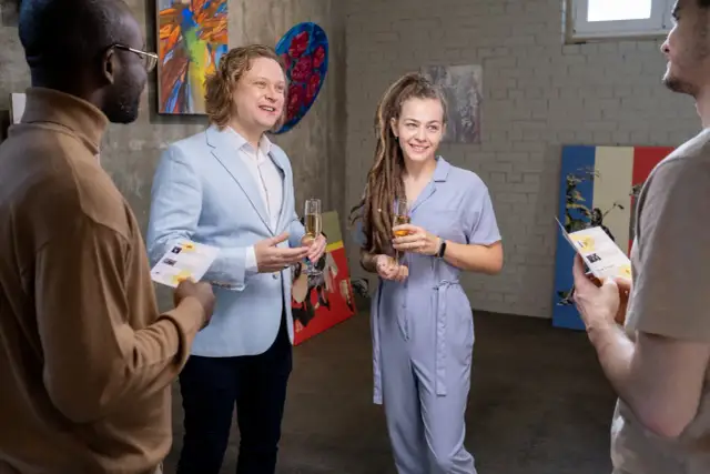 Jak się ubrać na wernisaż, aby nie popełnić modowego faux pas