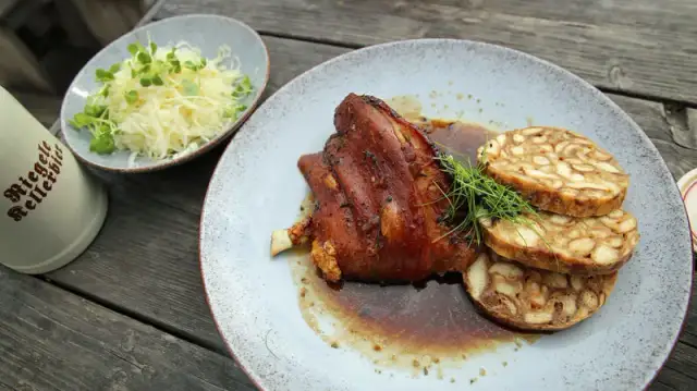 Regionalne potrawy Bawarii: odkryj smaki, które zachwycają i łączą