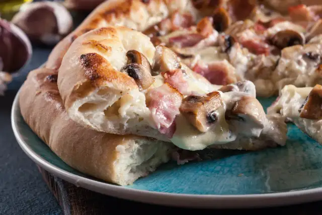 Pizza bianca co to - odkryj sekrety białej pizzy bez sosu pomidorowego