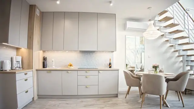 Jakie uchwyty do szafek wybrać, aby uniknąć błędów w aranżacji?