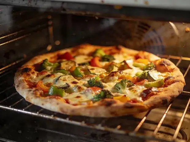 Pizza w piekarniku: Ile stopni? Odkryj sekret chrupiącego spodu!