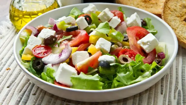 Jak zrobić sos do sałatki greckiej, który zachwyci Twoich gości