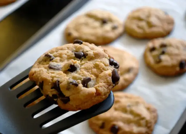 Mikrofala i woda: odśwież czerstwe ciastka w 30 sekund!