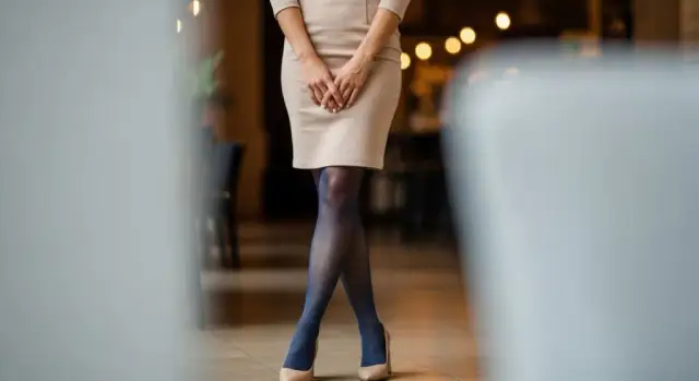 Jakie rajstopy do beżowej sukienki? Poradnik i inspiracje