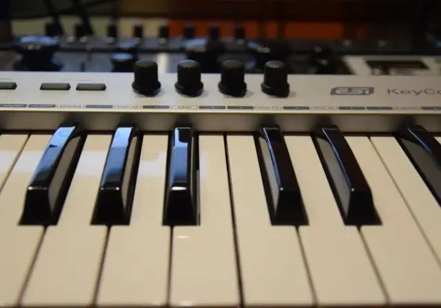 Keyboard czy pianino cyfrowe – które lepiej spełni Twoje oczekiwania?