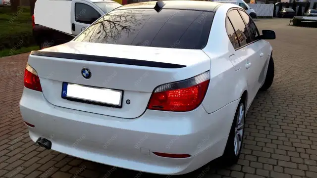 BMW E60 spoiler na klapę: Wybierz, zamontuj i bądź legalny!