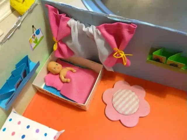 Jak zrobić domek z kartonu po butach - proste kroki i pomysły na dekoracje