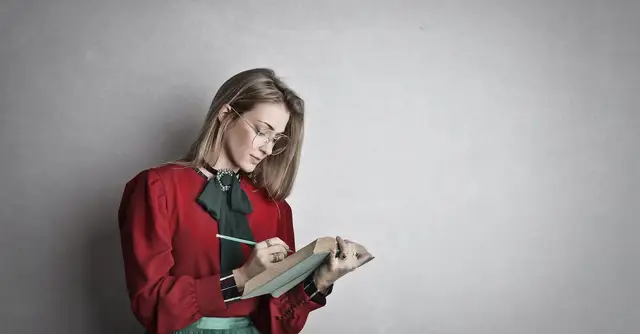  Elegancki prezent dla wykładowcy i nauczyciela polskiego - sprawdzamy inspirujące pomysły!