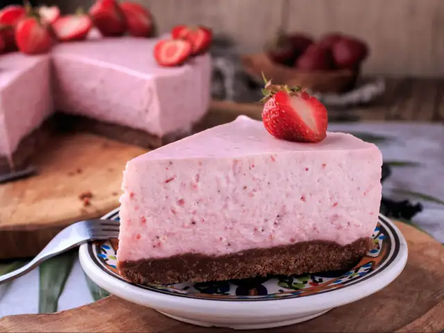 Pyszny deser z truskawek przepis na lekki, kremowy sernik z owocami. Idealny na letnie popołudnie.