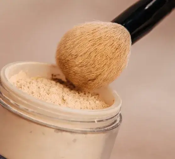 Puder rozświetlający Douglas – jak wybrać najlepszy dla promiennej cery?