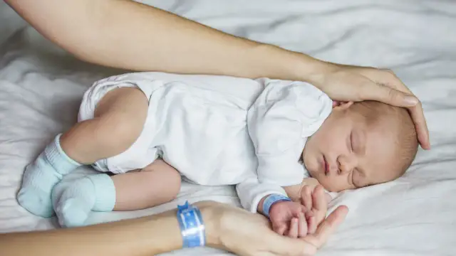 2-tygodniowe dziecko w gości: tak czy nie? Sprawdź, co radzi ekspert