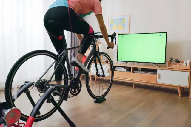 Jaki rower stacjonarny kupić przy chorym kręgosłupie, aby uniknąć bólu?