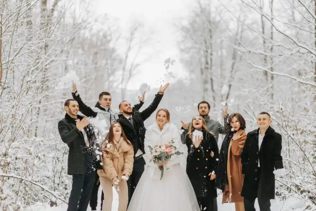 Wesele zimą co ubrać: eleganckie i ciepłe stylizacje na zimę