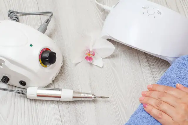 Frezarka do paznokci domowa: Którą wybrać i na co zwrócić uwagę?
