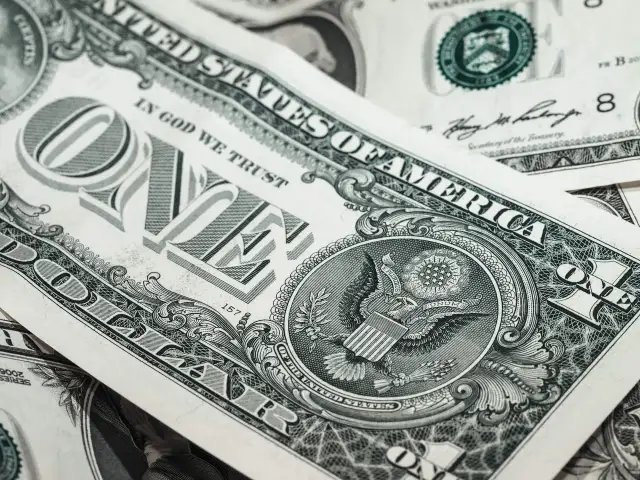 Zbliżenie na banknot jednodolarowy z USA, widoczny orzeł i napis "ONE".