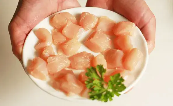 Ile kalorii ma 100g kurczaka? Zaskakujące fakty o kaloryczności