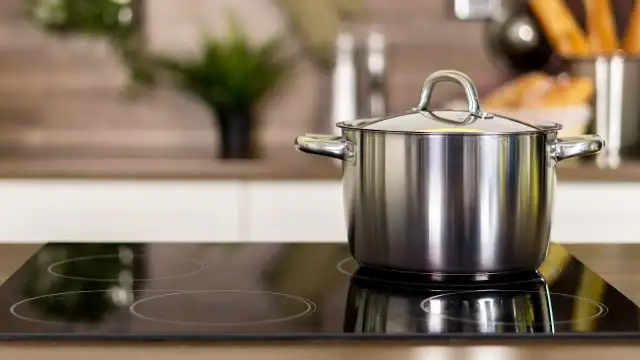 Czy płyta indukcyjna może być nad piekarnikiem? Kluczowe informacje i porady