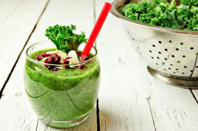 Koktajle z jarmużem: Przepisy, korzyści i jak uniknąć goryczy