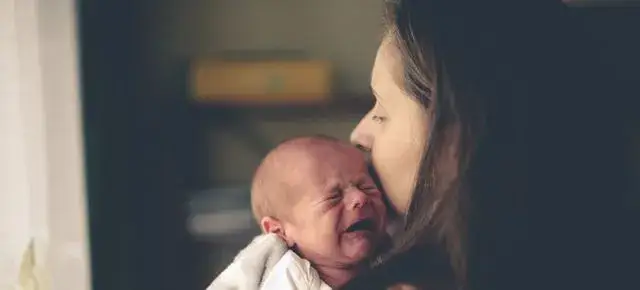 Przegrzanie dziecka objawy - jak je rozpoznać i co robić?