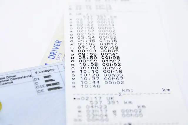 Karta kierowcy i wydruk z tachografu z danymi o czasie i przebiegu.